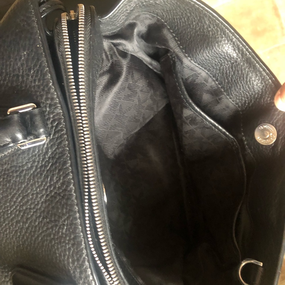 Black  leather Michael Kors purse - Picture 4 of 8